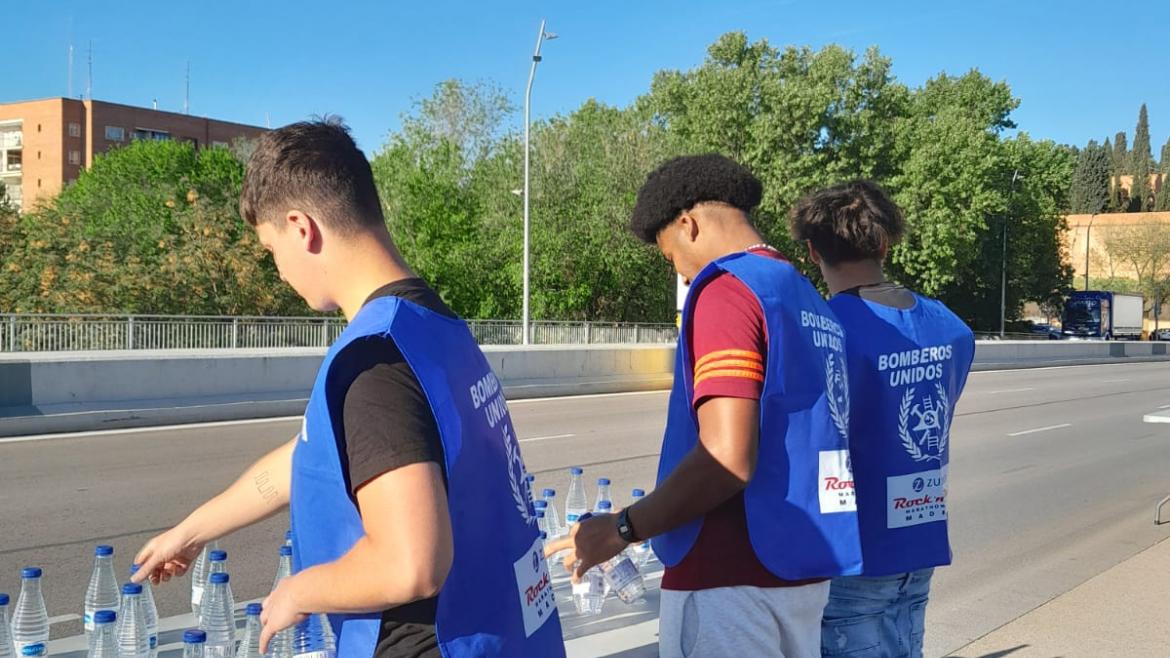 La Comunidad de Madrid favorece la reinserción de los menores y jóvenes infractores con su participación en actividades deportivas Internos de centros de la ARRMI en labores de avituallamiento en el Maratón de Madrid