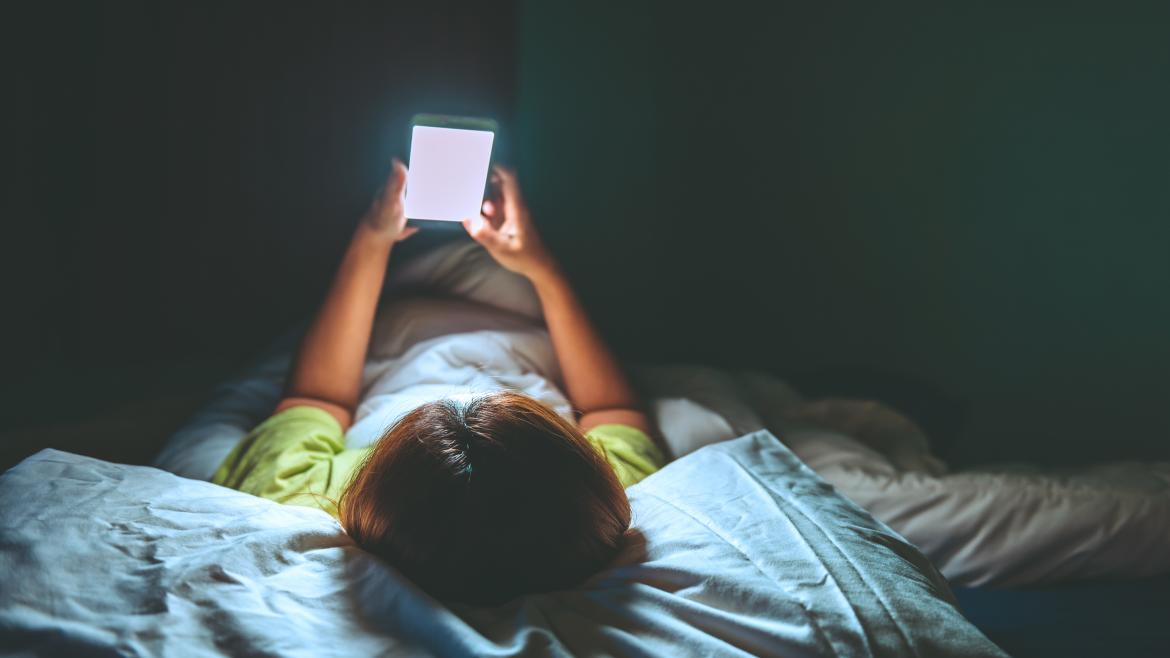 La Comunidad de Madrid aprueba más de un millón de euros para el servicio especializado en adicciones a las nuevas tecnologías Chica tumbada en la cama mirando un teléfono