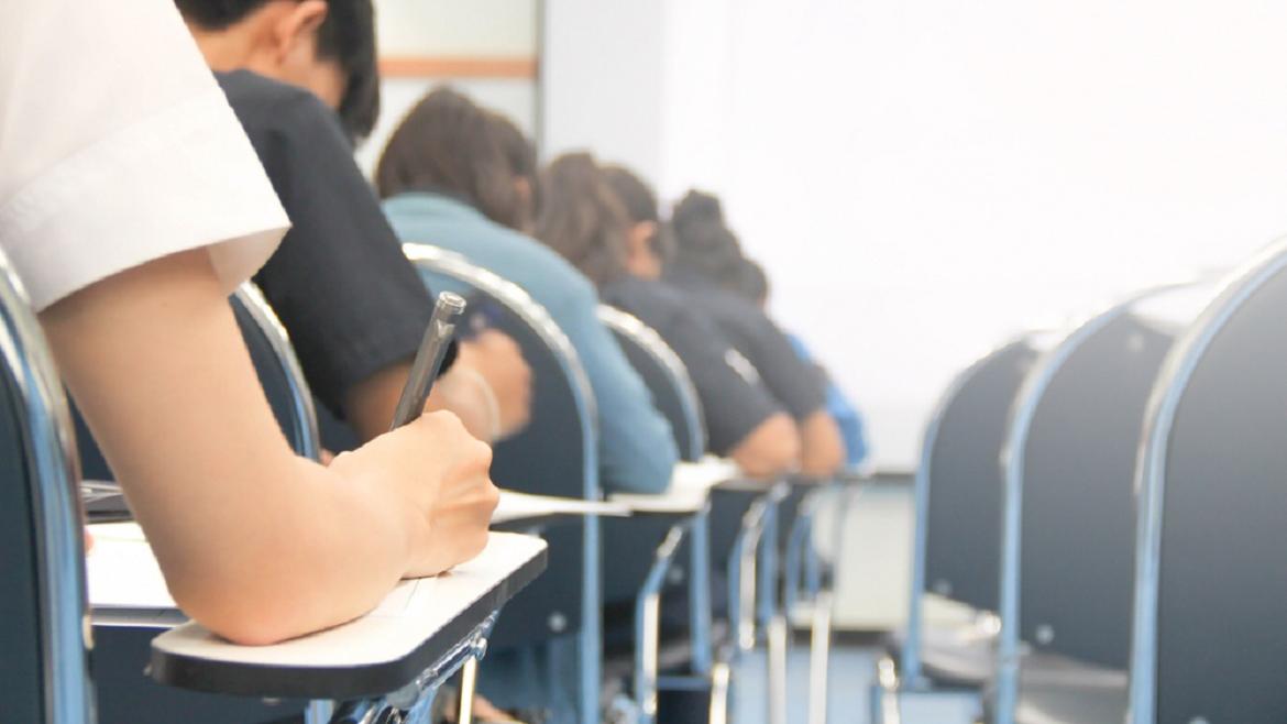 Alumnos en examen de oposición