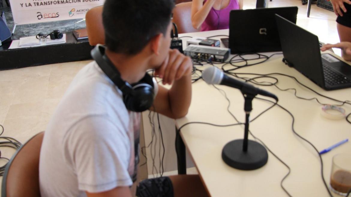 Joven ante micrófono de radio