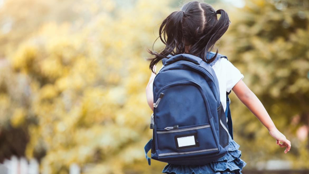 Una niña corriendo