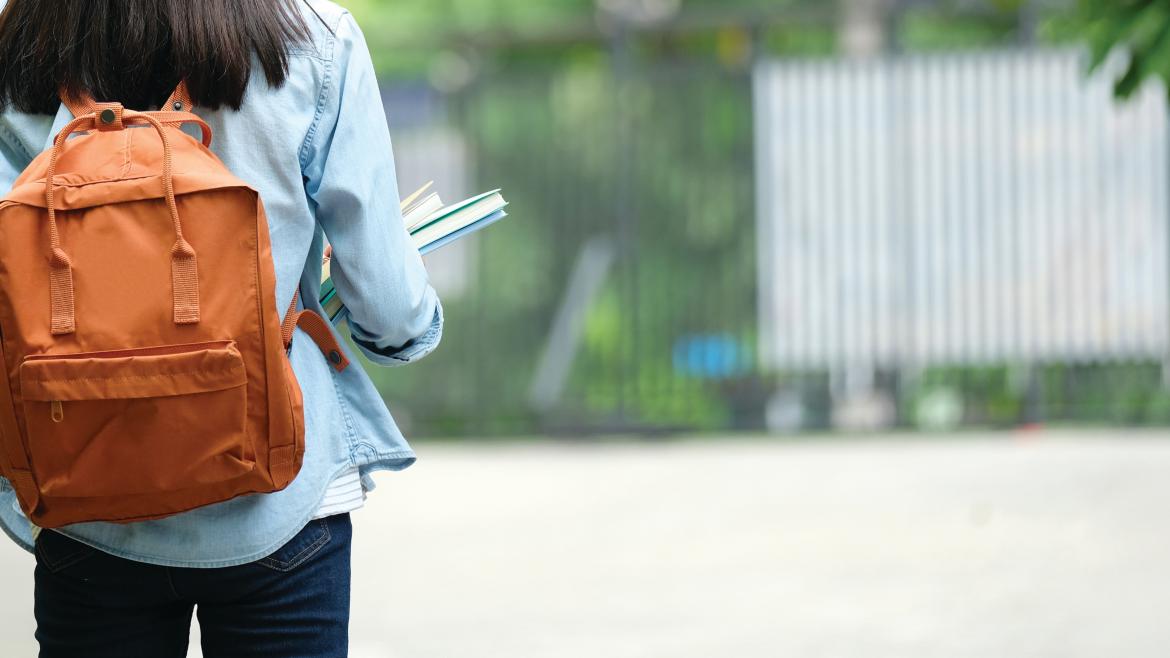 Universitaria con sus libros