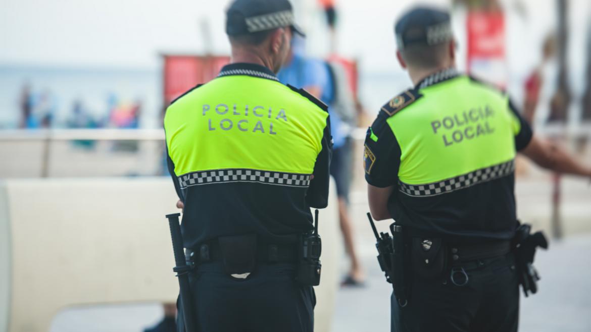 Dos policías locales