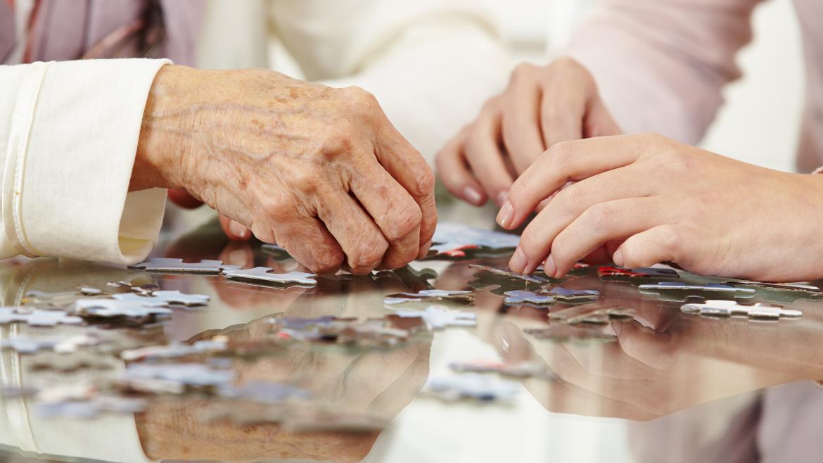 Persona mayor resolviendo un puzzle