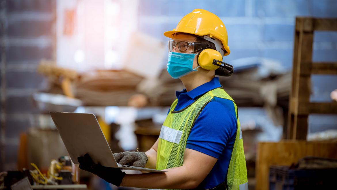 Un trabajador cumpliendo las medidas de seguridad laboral