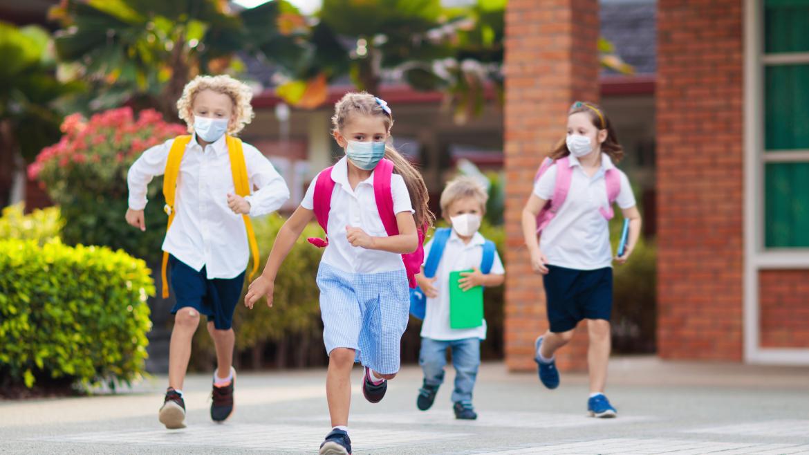 Niños mascarilla colegio guardería Niños corriendo con mascarilla