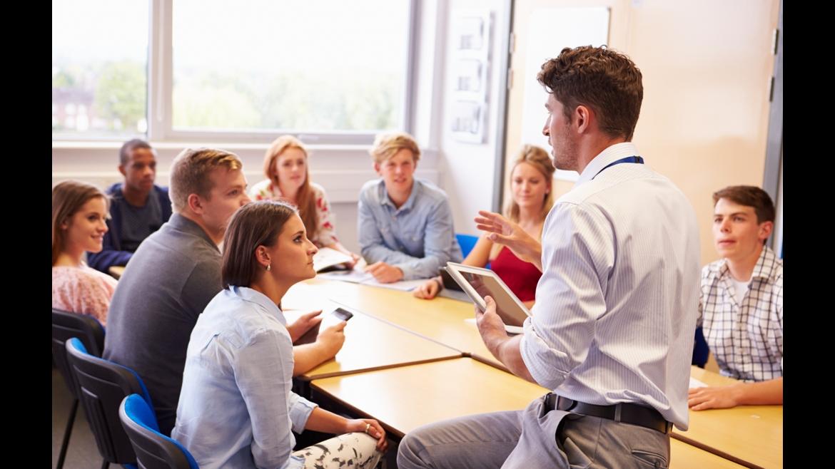 alumnos jóvenes con un profesor en clase alumnos jóvenes con profesor en clase