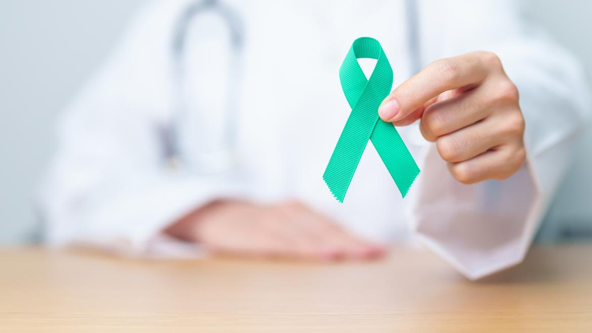 cáncer de cérvix Médico llevando la Cinta Teal para el mes de Concienciación sobre el Cáncer Cérvico