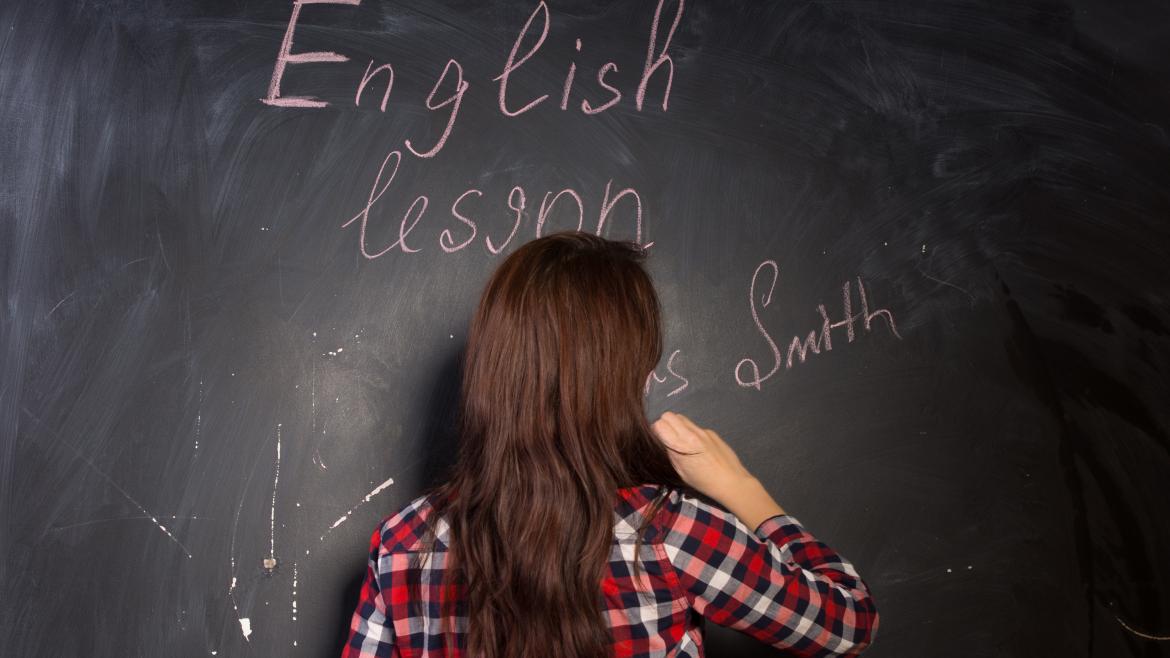 Alumna escribiendo en pizarra en inglés colegio idioma Una niña escribiendo en una pizarra