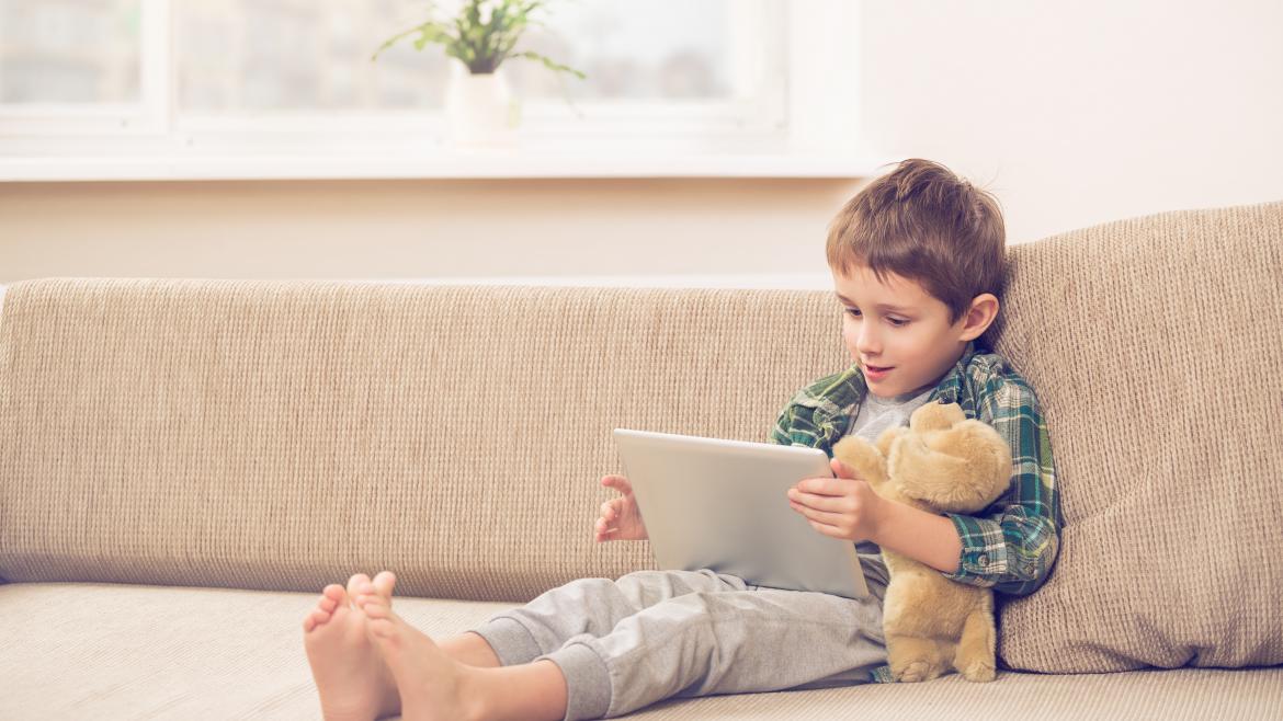 Un niño utilizando una tablet