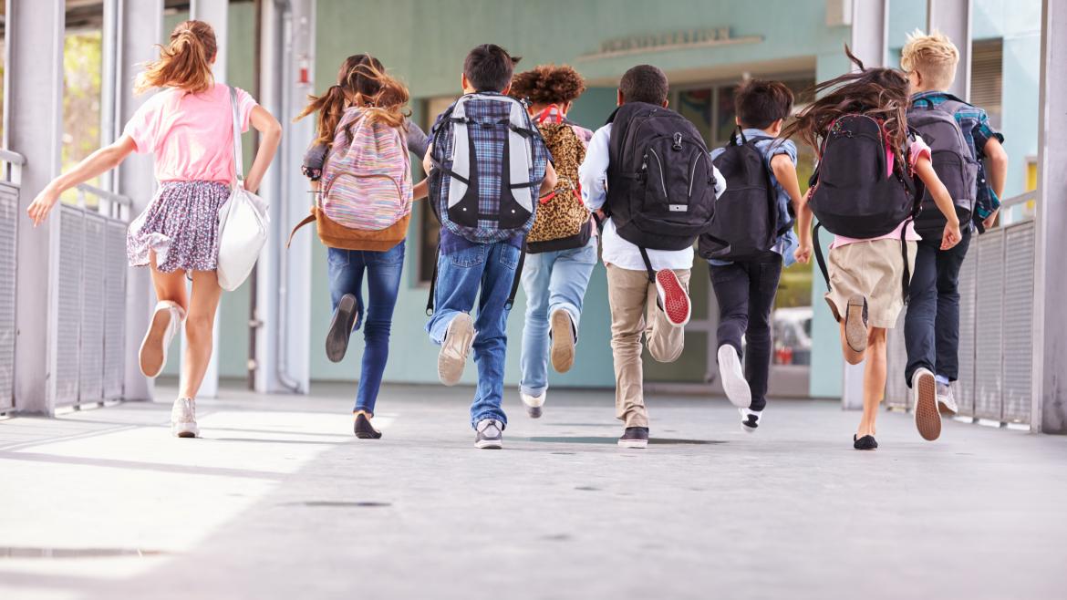 Niños corriendo por el pasillo de un colegio