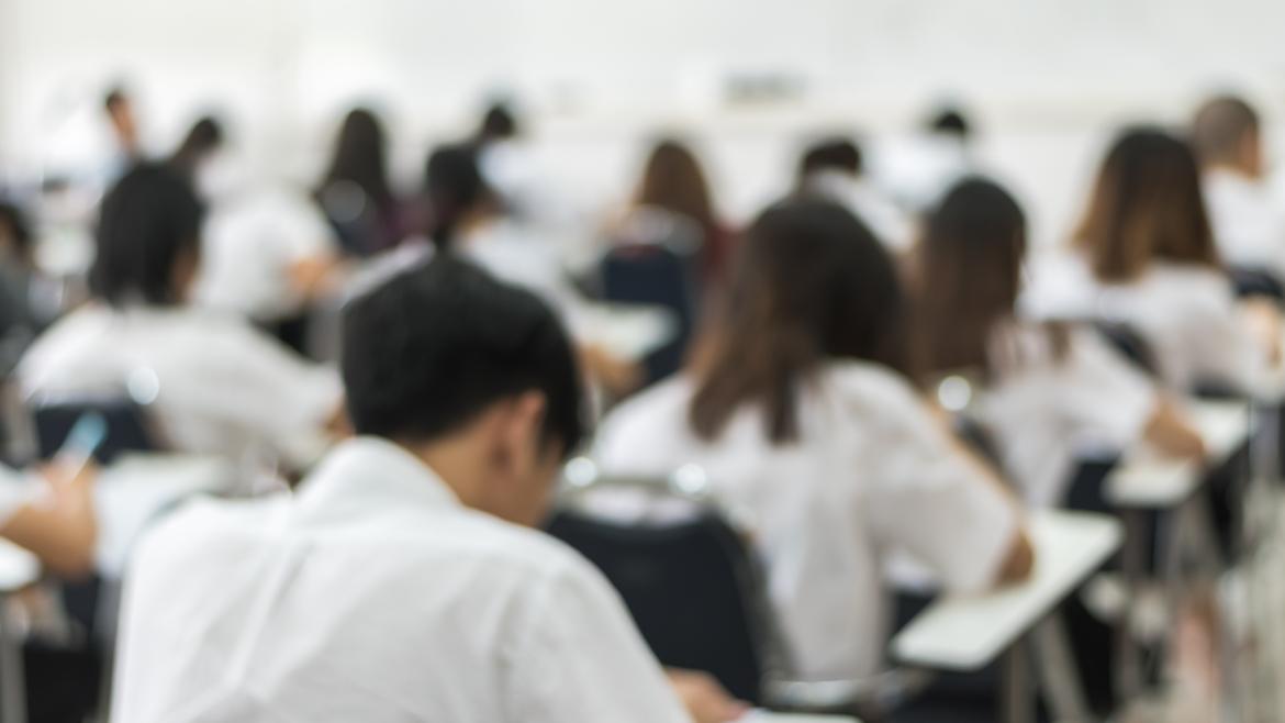 Estudiantes en una clase Estudiantes en una clase