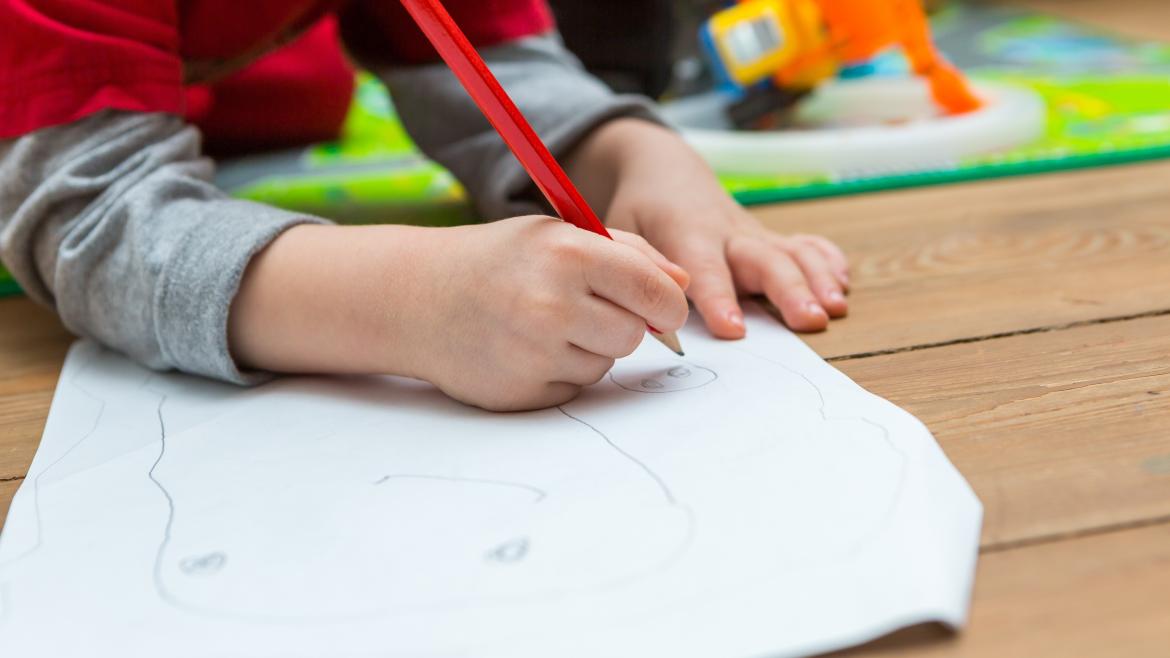Niño dibujando en una clase