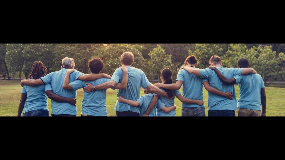 Voluntariado, innovación social y cooperación al desarrollo Voluntarios de espaldas abrazados