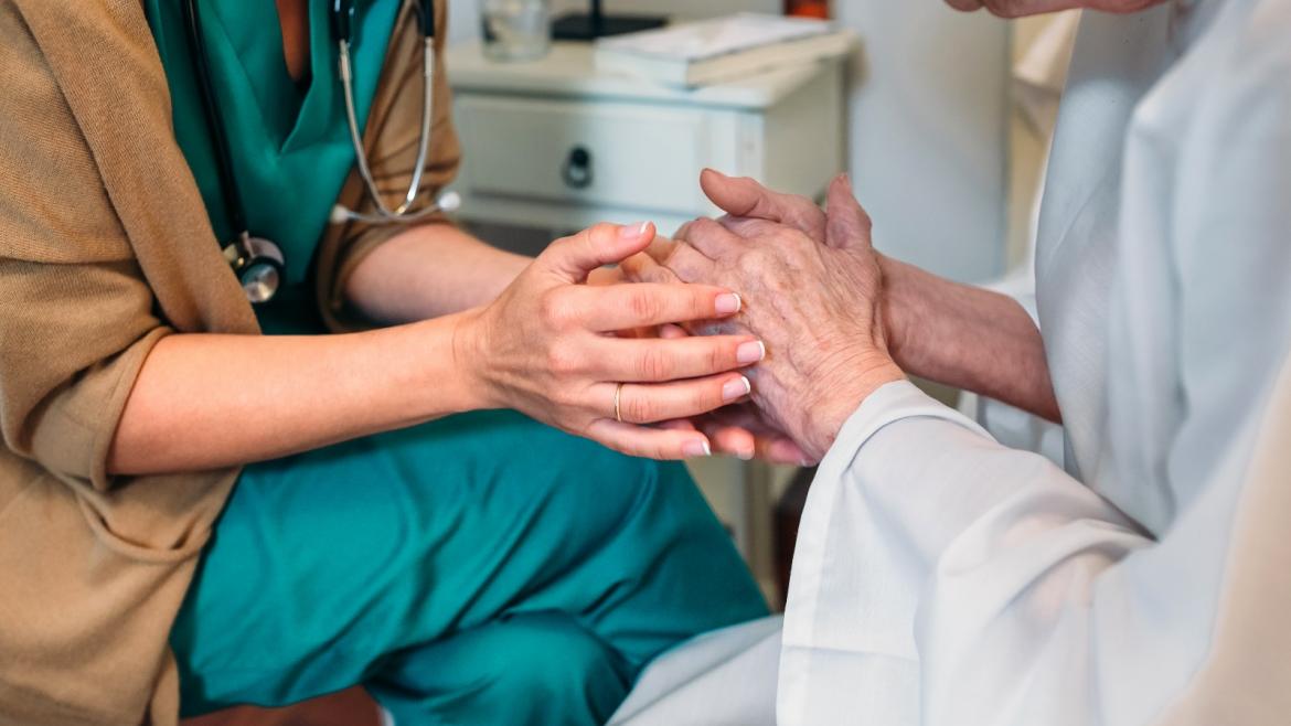 Anciano junto a sanitario Anciano junto a sanitario