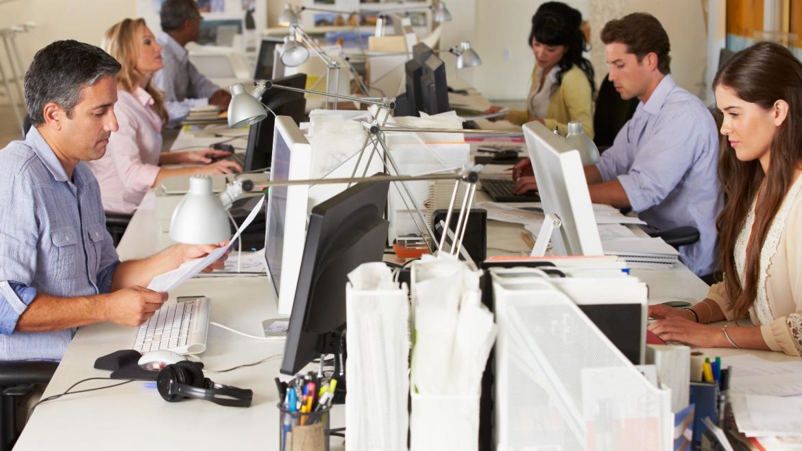 Personas trabajando en una oficina