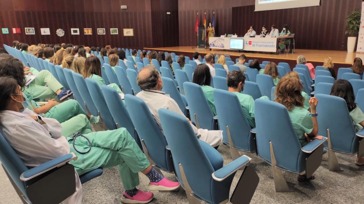 Personas en un salón de actos