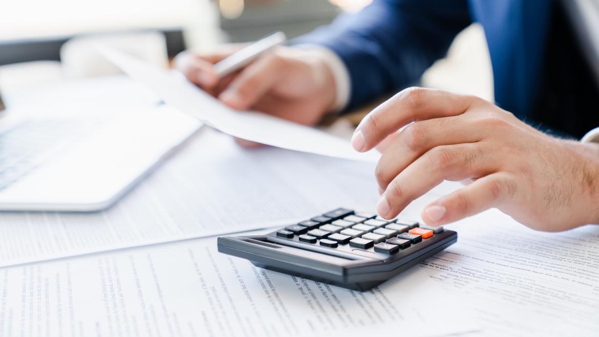 Una persona con una calculadora