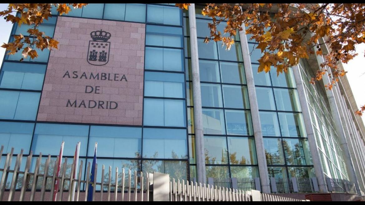 Fachada principal del edificio de la Asamblea de Madrid