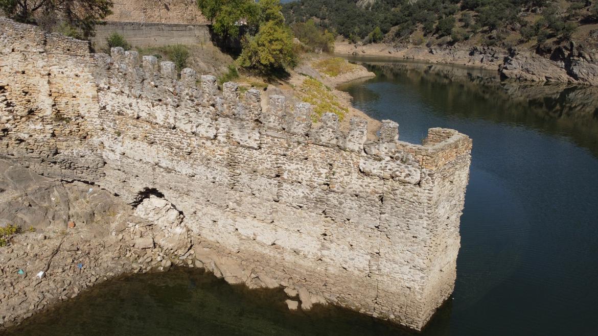 La Comunidad de Madrid restaura un tramo de la muralla medieval de Buitrago del Lozoya Imagen de parte de la muralla medieval de Buitrago de Lozoya