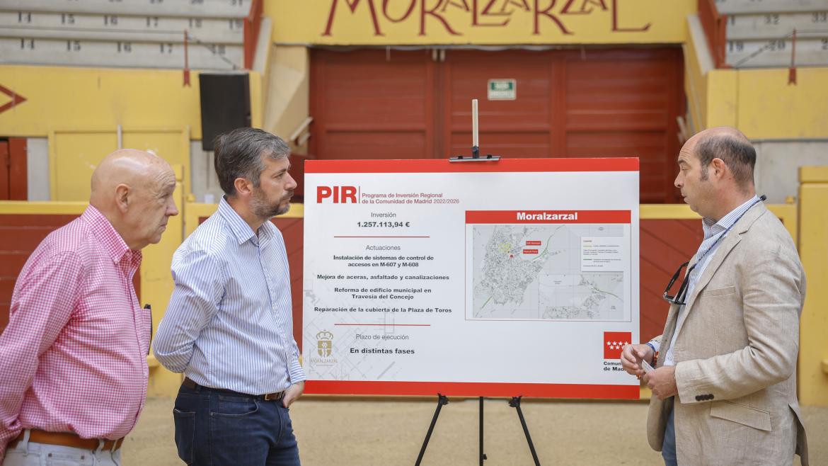 Miguel Ángel García Martín durante su visita a la de la Plaza de Toros de Moralzarzal y su nueva cubierta retráctil