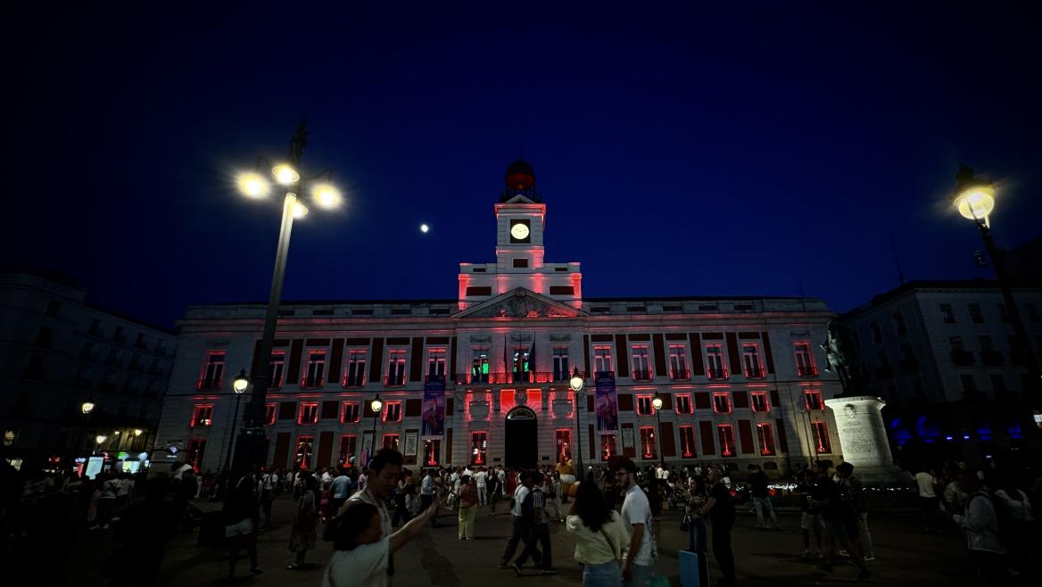 La Comunidad de Madrid ilumina de rojo la fachada de la Real Casa de Correos por el Día Mundial de la Hemocromatosis Iluminación de la fachada de la Real Casa de Correos de Sol por el Día Mundial del Hemocromatosis