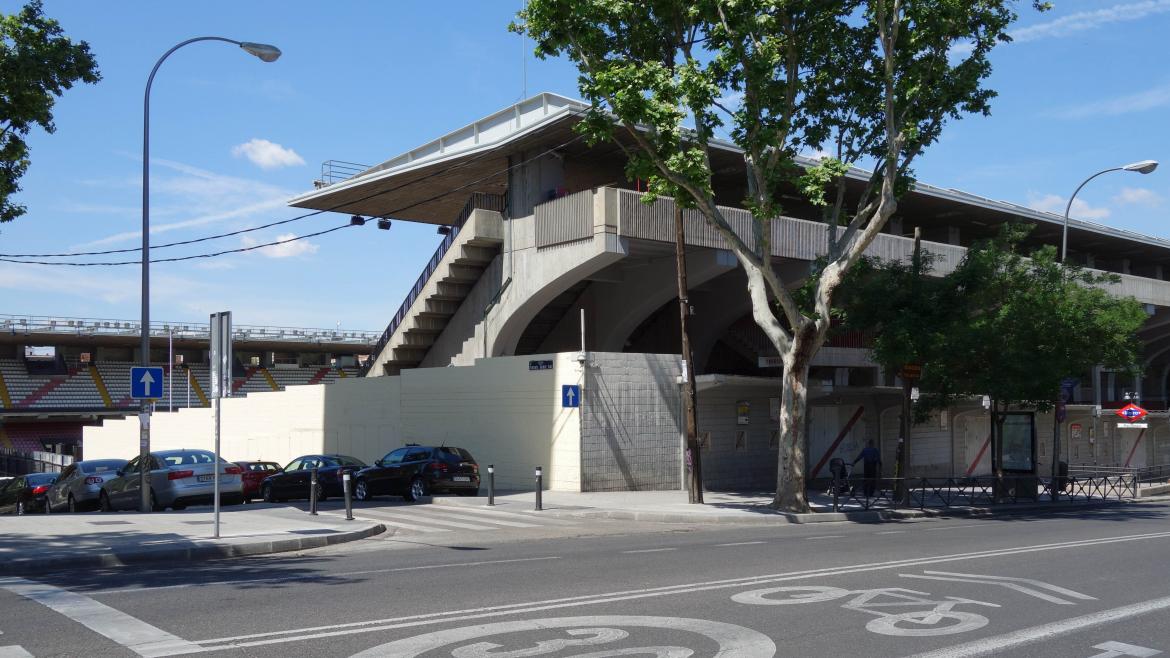Vista lateral del edificio del estadio del Rayo Vallecano
