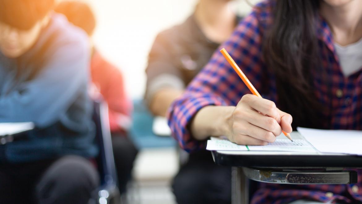 Unos estudiantes presentando un examen 