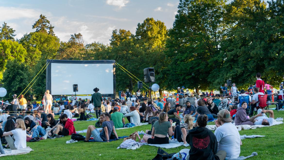 personas visionando una película al aire libre