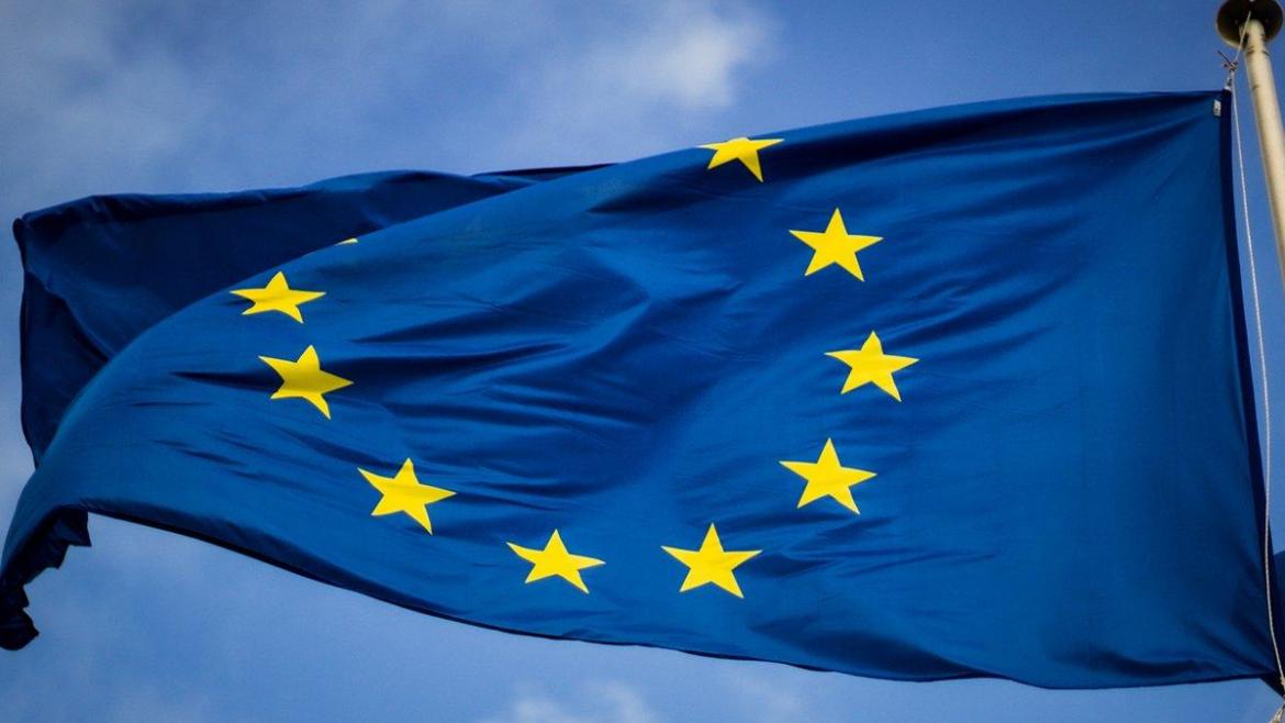 bandera europea ondeando