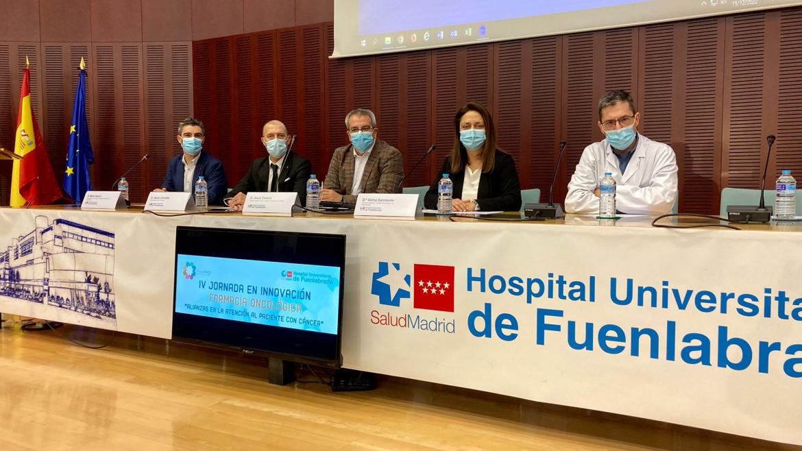 Inauguración de jornada farmacia oncológica Hospital de Fuenlabrada Personas en una mesa en el salón de actos del Hospital de Fuenlabrada