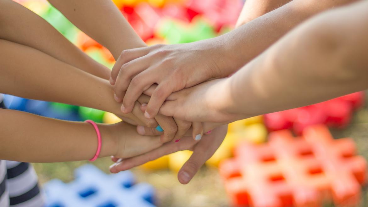 manos de niños