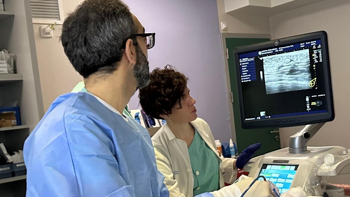 Profesionales sanitario durante una termoablación en cáncer de mama