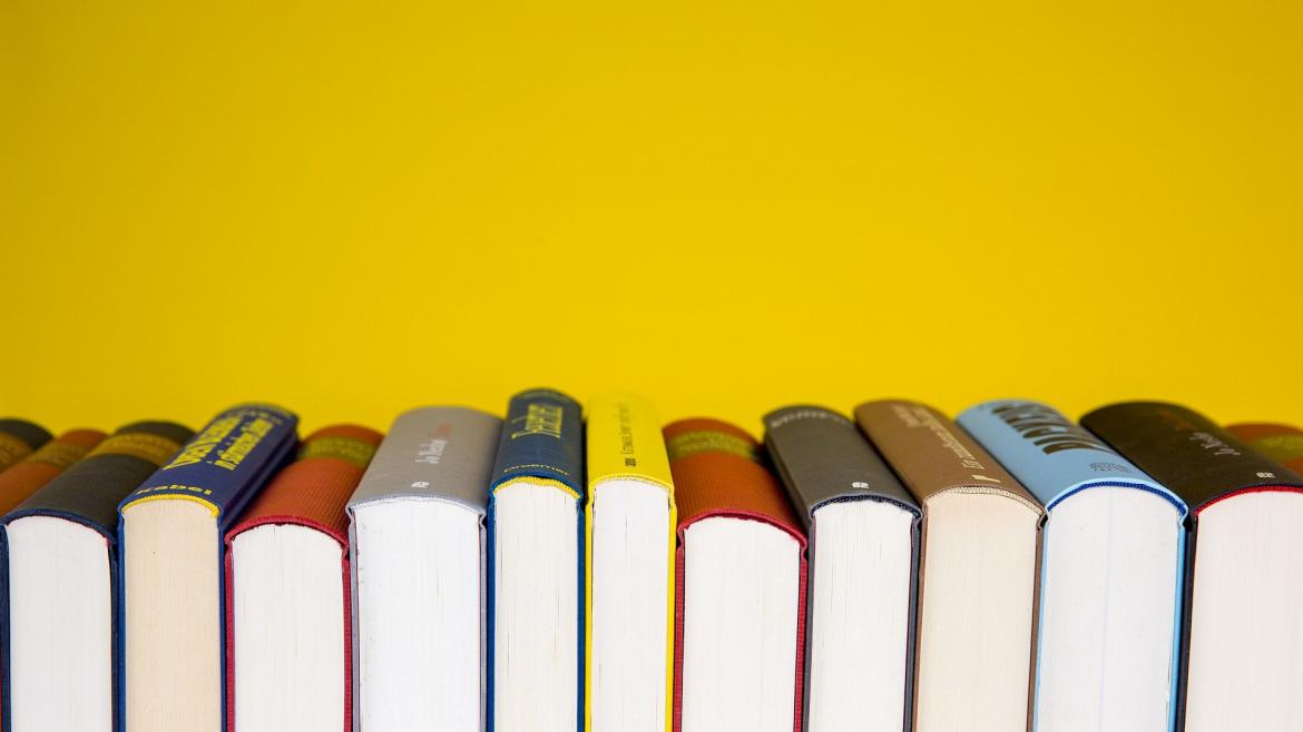 El club de lectura del hospital de Fuenlabrada retoma su actividad Libros ordenados con el lomo hacia arriba
