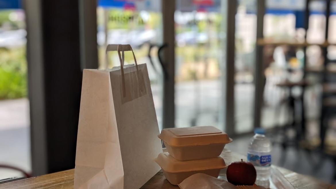 El Hospital Universitario de Fuenlabrada lucha contra el desperdicio de comida Comida envasada sobre una mesa