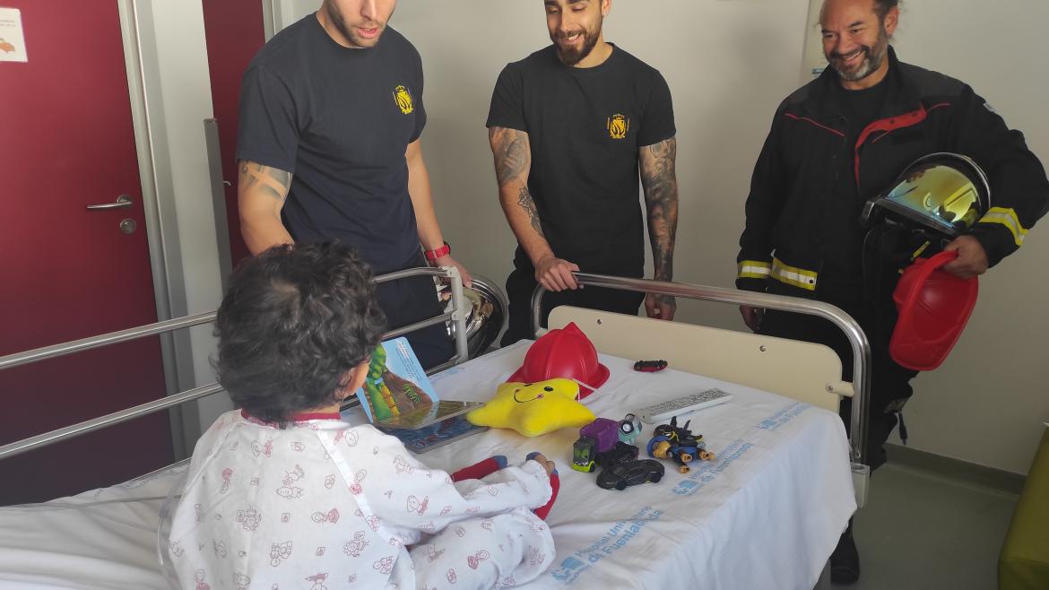 Bomberos visitan un hospital