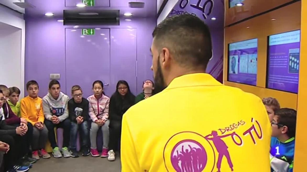 Sesión de prevención de drogas en el autobús "Drogas o tú"