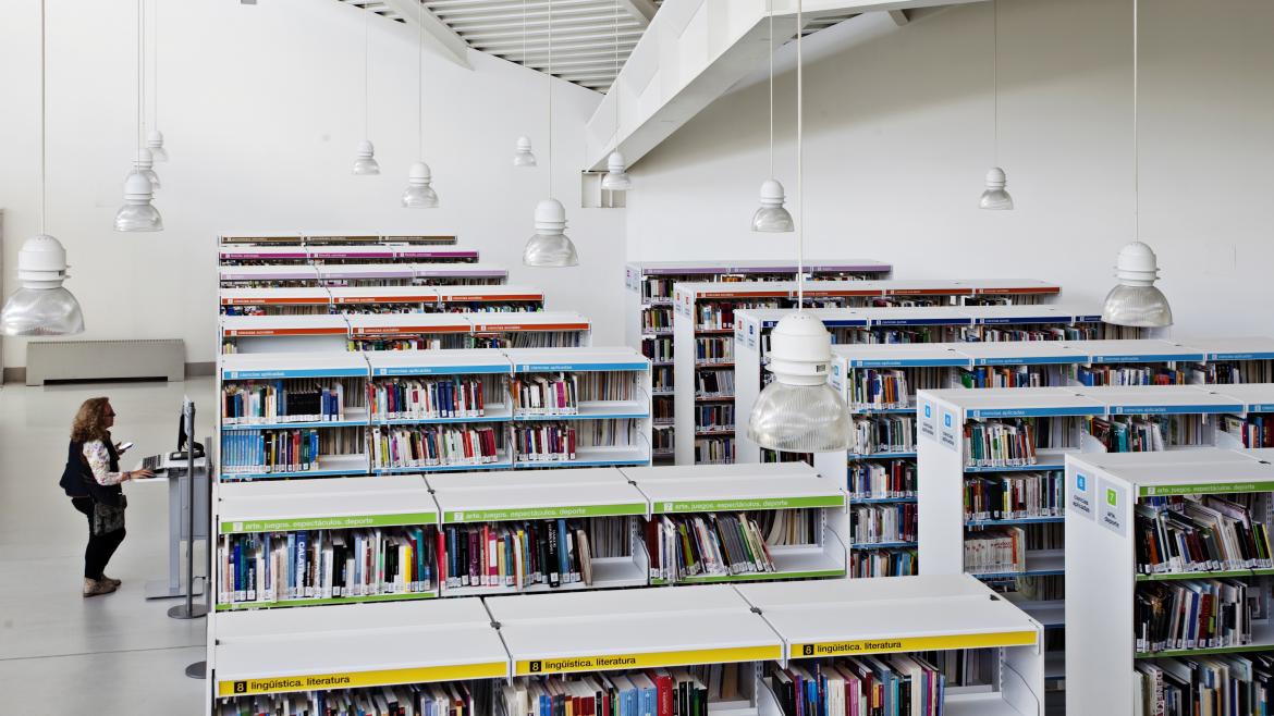 La Comunidad de Madrid ha prestado a lo largo de este año un 14% más de libros y contenidos a través de eBiblio Imagen de la biblioteca pública Luis Rosales