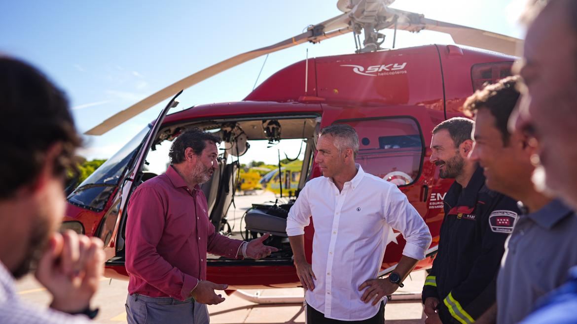 Carlos Novillo supervisa los medios aéreos de los que dispone el Parque de Bomberos de Las Rozas de Madrid
