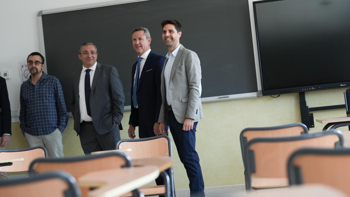 Emilio Viciana durante su visita el Instituto Marie Curie de Loeches