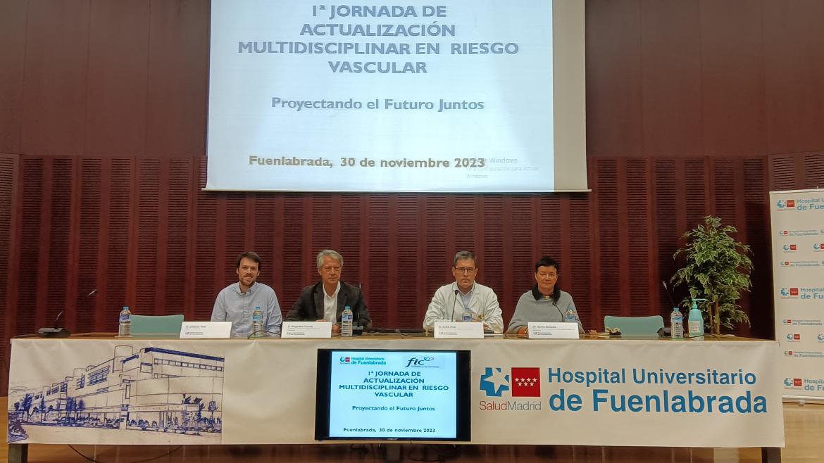 Personas durante una jornada en una mesa presidencial
