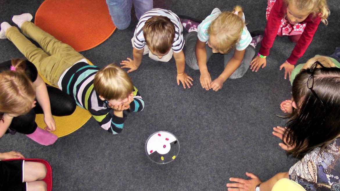 Niños en círculo jugando