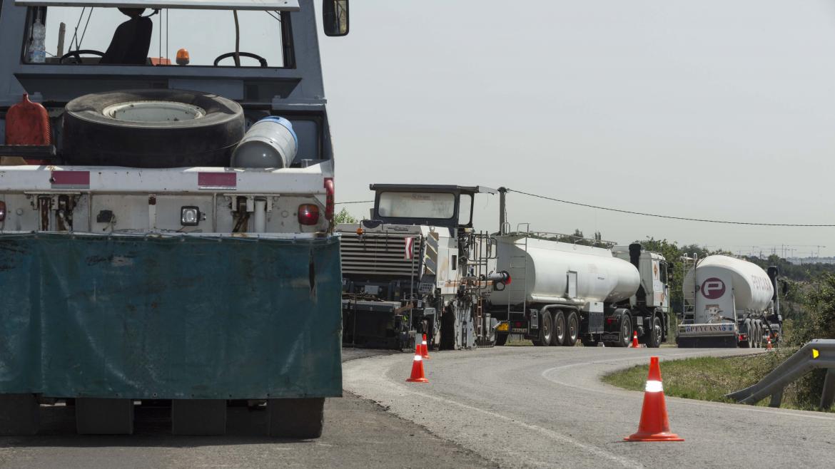 Obras de mejora en carretera Varios camiones trabajan en la mejora de una carretera de la Comunidad de Madrid