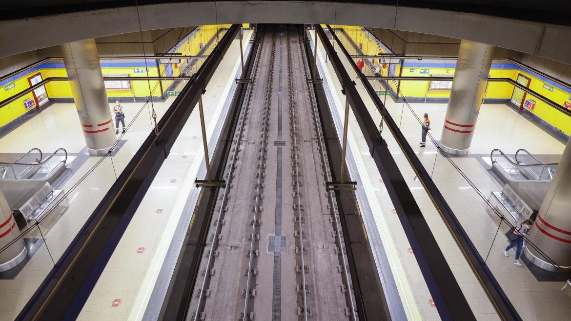 La Comunidad de Madrid aumenta la velocidad de los trenes de Metro y reduce los tiempos de los trayectos con la reapertura de la línea 12 Imagen de las vías de Metro Sur en la estación de Hospital de Móstoles