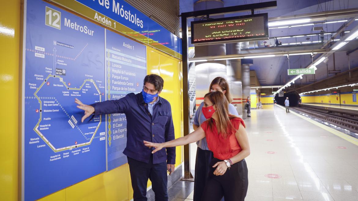 La Comunidad de Madrid aumenta la velocidad de los trenes de Metro y reduce los tiempos de los trayectos con la reapertura de la línea 12 Davíd Pérez observa un plano de Metrosur