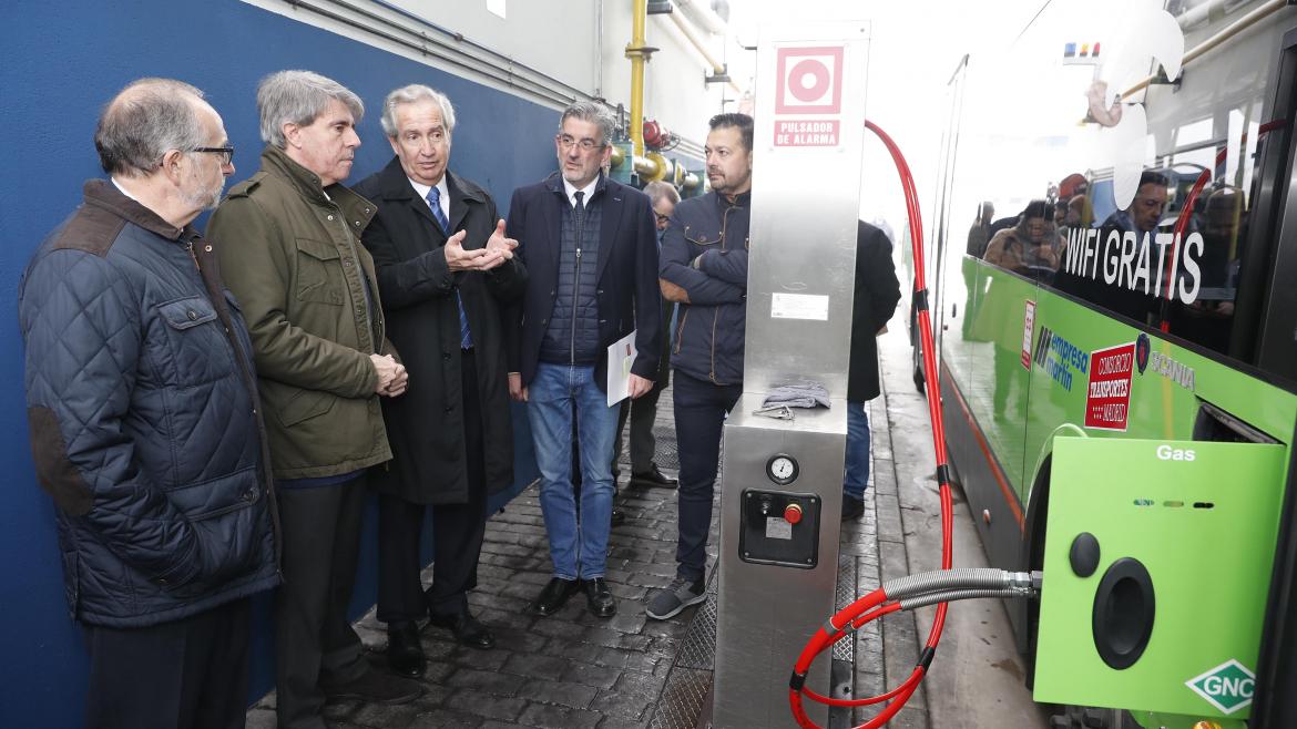 Ángel Garrido, consejero de Transportes, Movilidad e Infraestructuras, observa la recarga de los nuevos autobuses interurbanos sostenibles