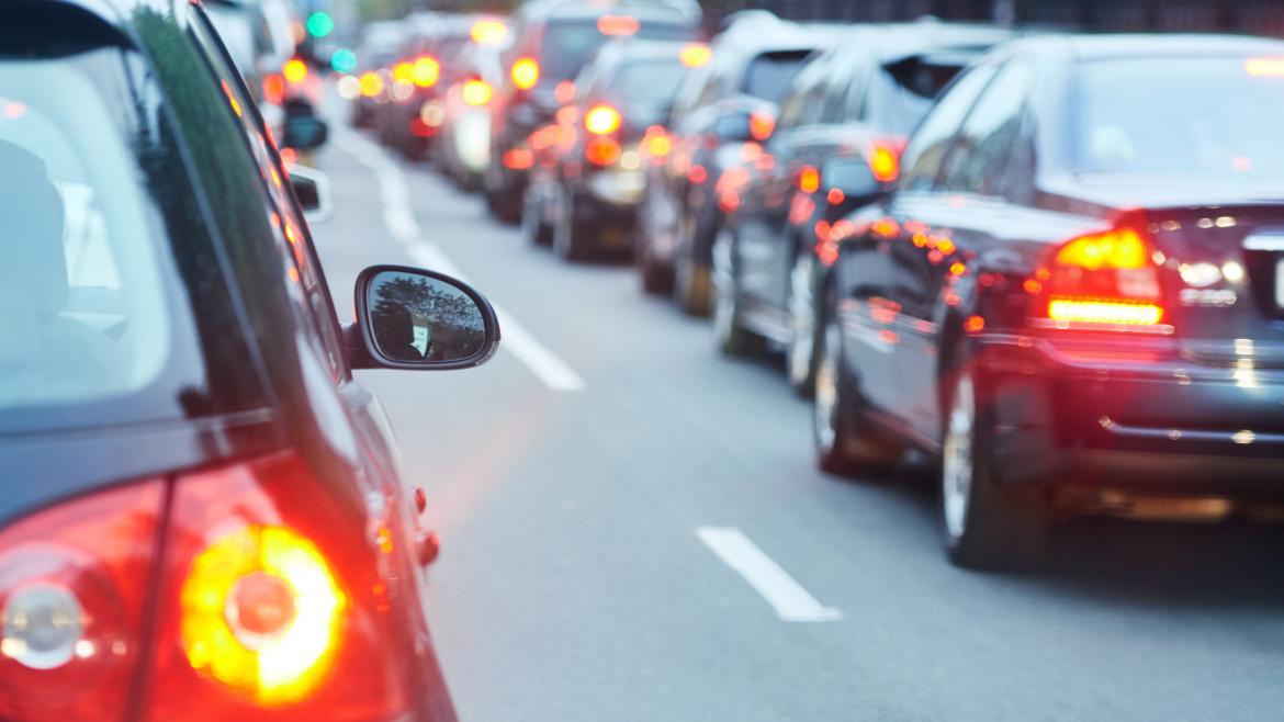 Carretera con muchos coches