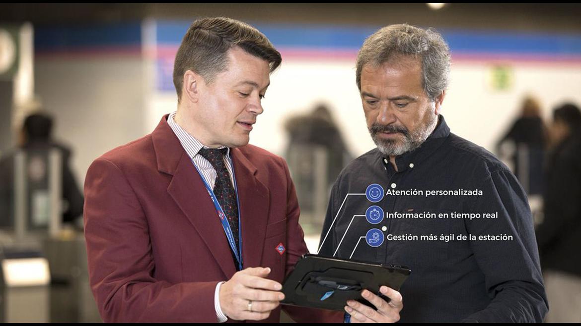 Empleado de Metro de Madrid con una tablet informado a un usuario