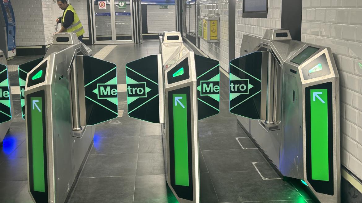 La Comunidad de Madrid estrena tornos inteligentes en las estaciones de Metro de Cuatro Caminos y Reyes Católicos Tornos inteligentes