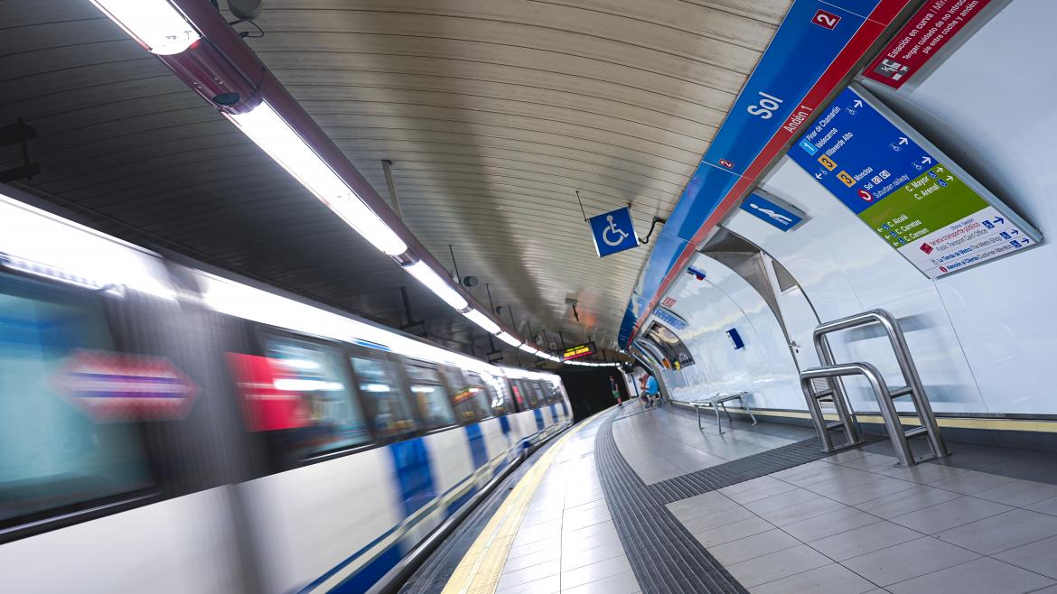 Tren en la estación de Metro de Sol